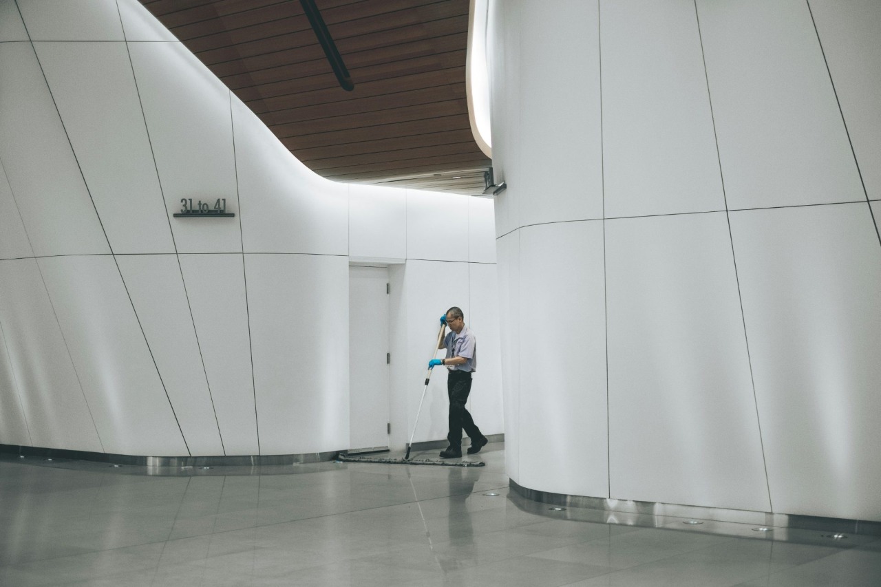 Reinigungskraft im modernen Gebäude
